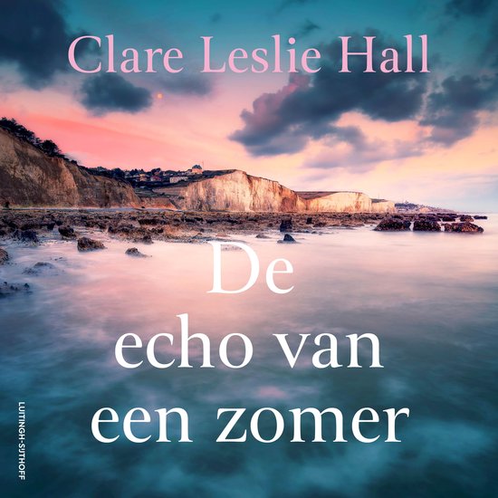 L'écho d'un été, un livre avec un paysage côtier et un ciel dramatique au coucher du soleil.