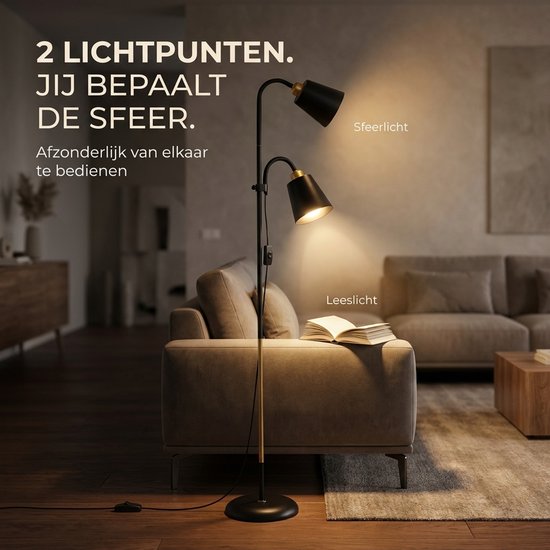 Zwarte staande lamp met twee verstelbare lampenkappen, gouden details. Een lampenkap is gericht als sfeerlicht, de andere als leeslicht.