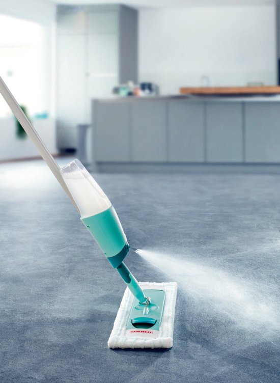De Leifheit Easy Spray XL sproeit water op een grijze vloer met een witte microvezel dweil.