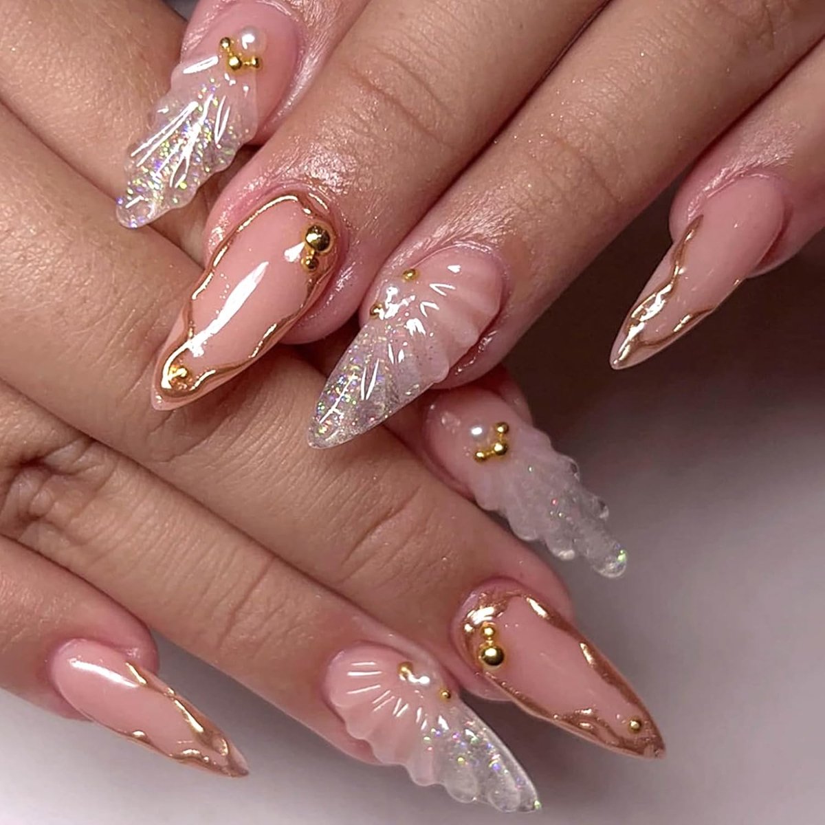 24 stuks Franse tip press-on nagels, waterdruppels, kunstnagels met gouden kralen, nude roze, 3D, kunstnagels, glanzend, elegant, acryl, zelfklevend, voor vrouwen en meisjes