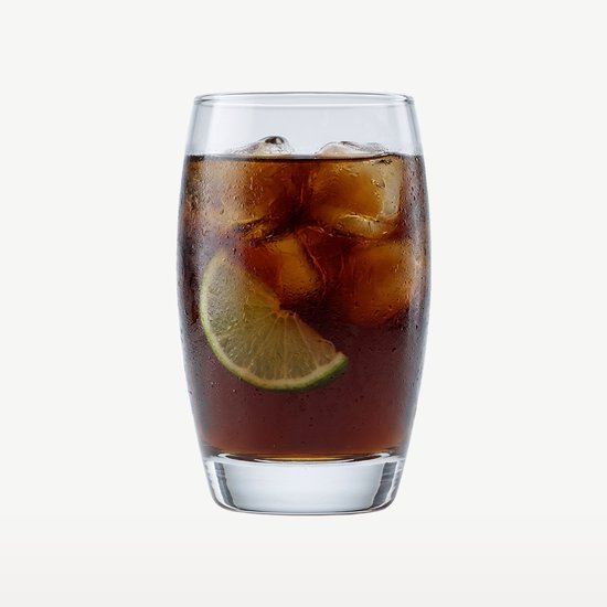 Un verre transparent rempli d'une boisson brune, de glaçons et d'un quartier de citron vert. Le verre est embué.