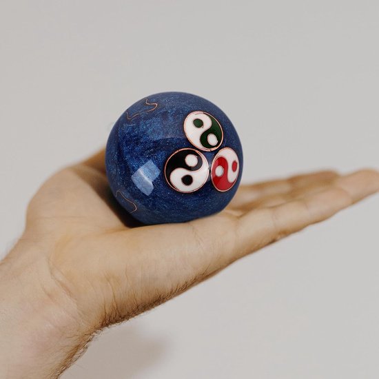 2 Stuks Handtherapie Fitnessballen met Belgeluid Kleine Handmassagebollen voor Ontspanning Spierversterking Geemailleerd met Yin-yang Ontwerp Geschikt voor Mannen Ouderen — afbeelding 2