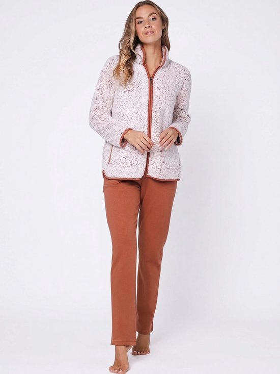 Vrouw in een roze teddy fleece jack met oranje bies en bruine joggingbroek.