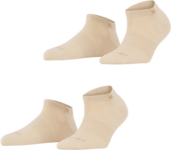 Twee paar beige Burlington enkelsokken met een subtiel logo op de enkel.