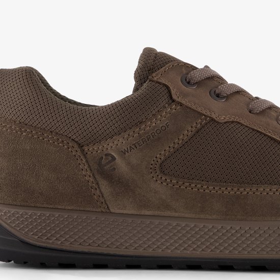 Close-up van een bruine suède herensneaker met het woord WATERPROOF en het ECCO-logo op de zijkant.