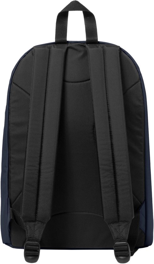 Donkerblauwe Eastpak rugzak, achterkant met zwarte schouderbanden en handvat.