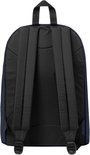 Donkerblauwe Eastpak rugzak, achterkant met zwarte schouderbanden en handvat.