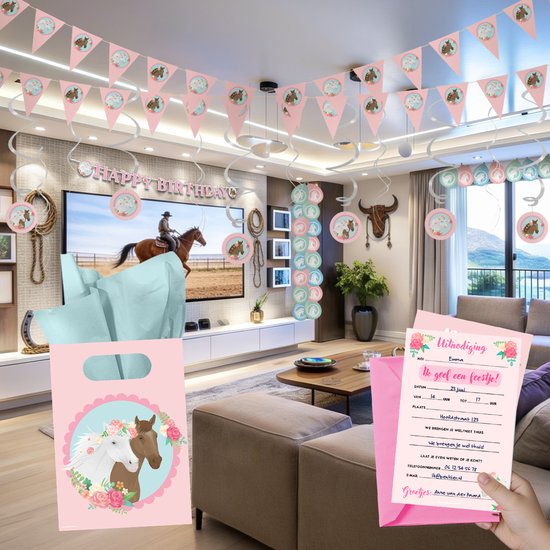 Een verjaardagsfeest decoratie met roze slingers met paarden en bloemen, een uitnodiging en een cadeauzakje.