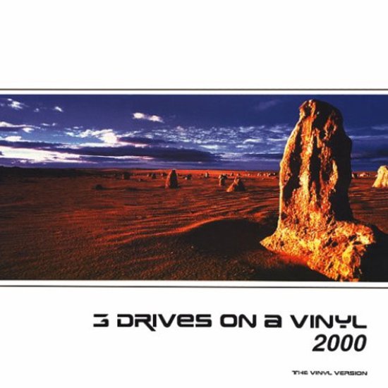 Albumhoes met zonsondergang en rotsformaties in woestijnlandschap. Tekst: 3 DRIVES ON A VINYL 2000, THE VINYL VERSION.