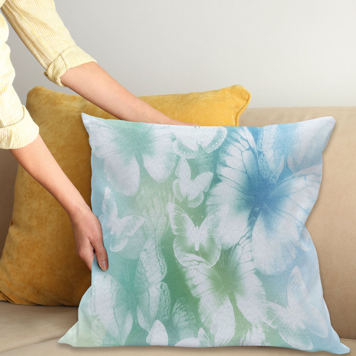 ABAKUHAUS Lichtblauw Sierkussenhoes, Dreamlike Vlinders in een Lente Tuin Blurry Fantasie Wings, Decoratieve Vierkante Sierkussenhoes, 18" X 18", Licht Groen Lichtblauw