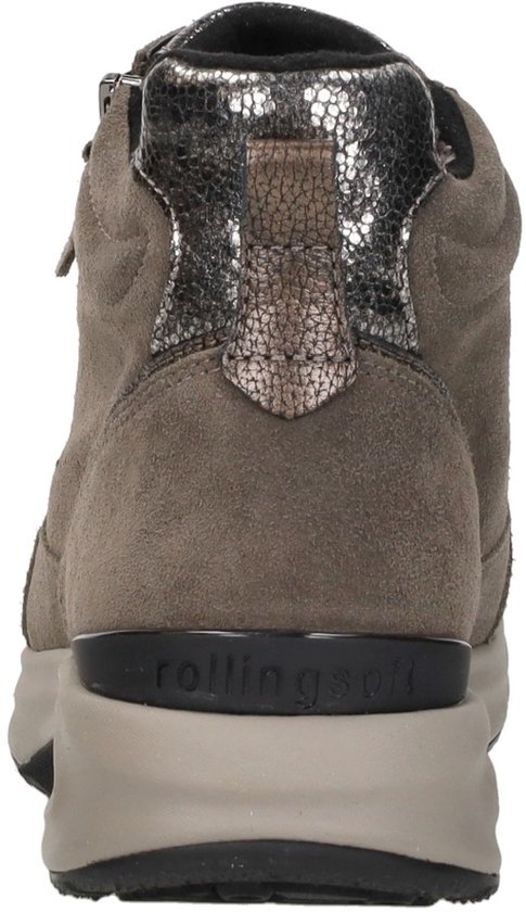 Achterkant taupe suède veterboot met rits, beige zool en glinsterend detail op de hiel.