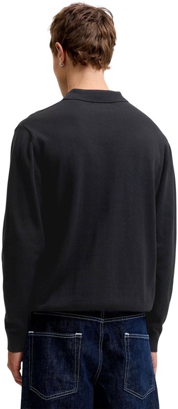 Achterkant van een man met zwart gebreid poloshirt met lange mouwen.
