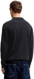 Achterkant van een man met zwart gebreid poloshirt met lange mouwen.