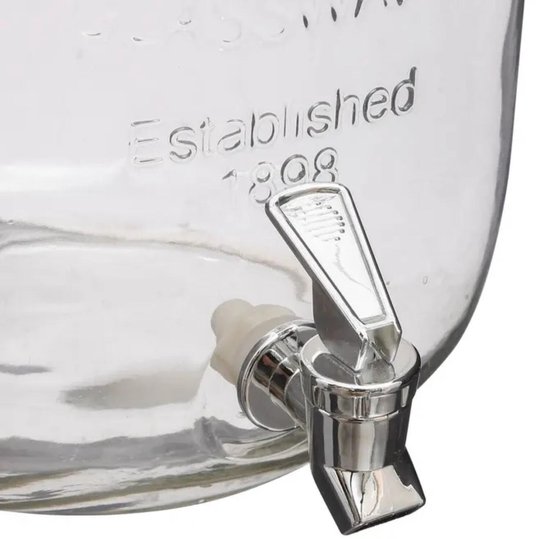 Close-up van het verchroomde kraantje en de tekst 'Established 1898' op een glazen drankdispenser.
