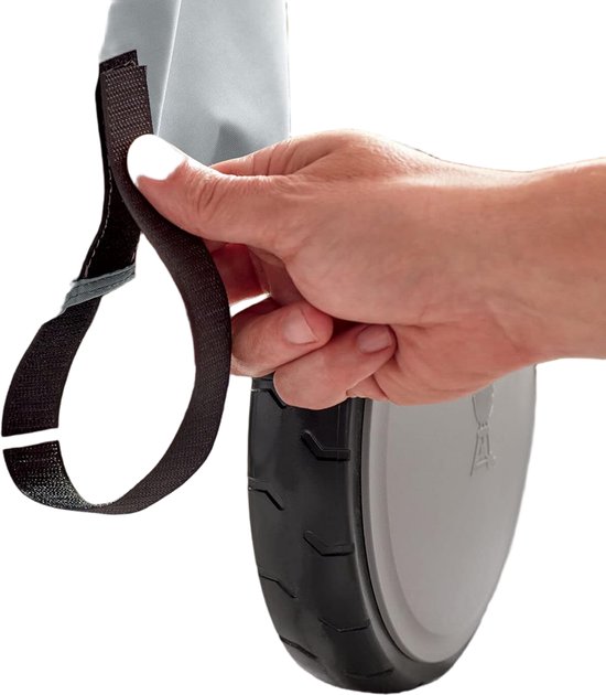 Hand die een klittenbandsluiting aan de grijze Weber barbecuehoes vastzet.