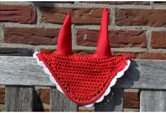Rood gehaakt oornetje voor pony's met bijpassende oren en witte, rode bies.