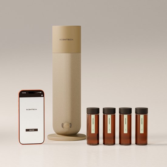 Beige Scentech geurdiffuser met smartphone en vier amberkleurige geurflesjes. Bedien via app voor volledige controle.