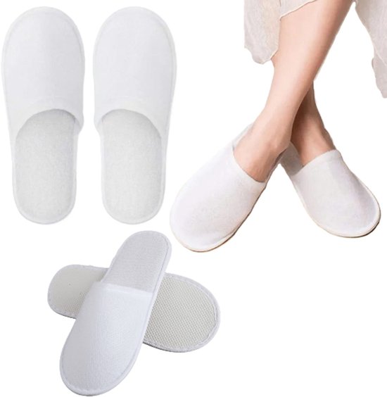 Drie paar witte stoffen slippers, één paar gedragen door een vrouw.