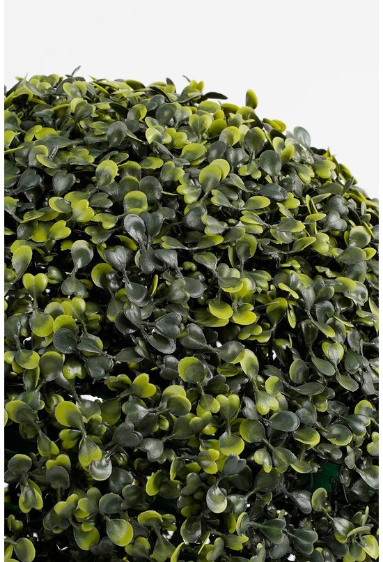 Een ronde kunstplant van groen buxus, Ø28 cm, met volle blaadjes.