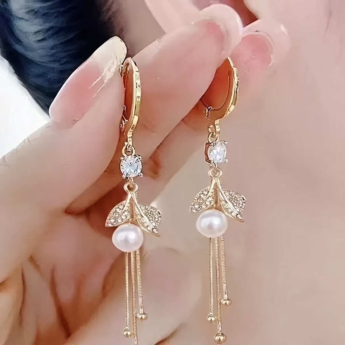 Sjika - Oorbellen Dames Goud – Lange Oorhangers met Parel en Steentjes – Elegante Goudkleurige Oorbellen – Feestelijke Sieraden – Cadeau voor Haar