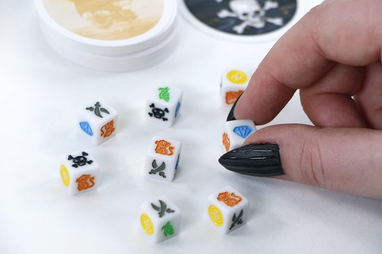 Een hand met zwarte nagellak selecteert een dobbelsteen met een diamant-icoon.