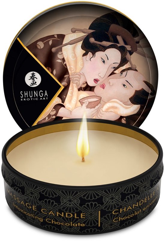 Brandende massagekaars in blikken ronde doos, met illustratie van twee personen, tekst 'MASSAGE CANDLE', 'Intoxicating Chocolate'.
