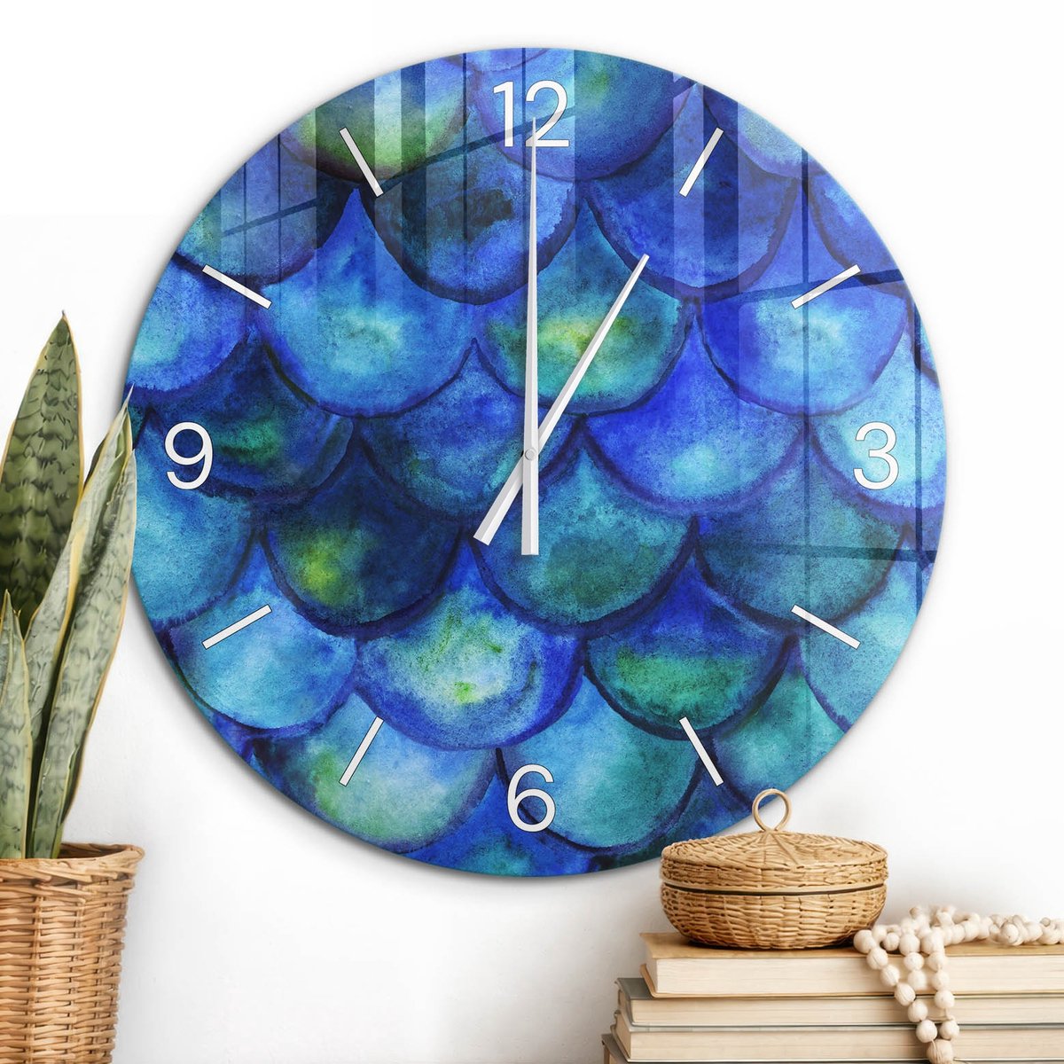 ArtPrintCave Blauw Glazen Klok - Wandklok 60 cm - Muurklok Rond - Zeeschubben Wandklok Keuken - Abstractie Unieke Klok - Witte Klokwijzers
