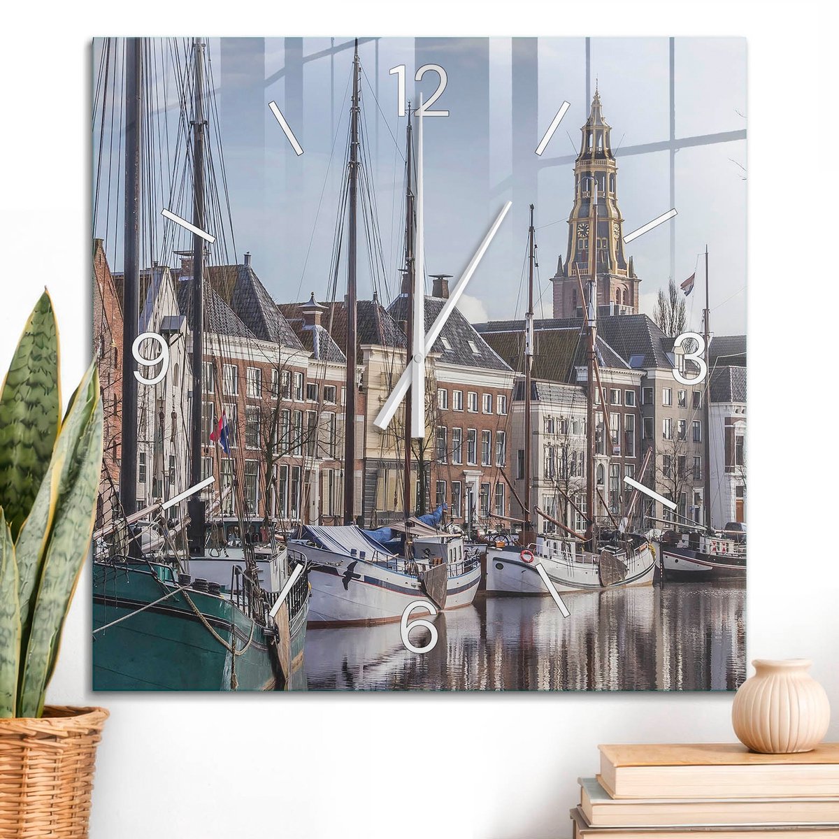 ArtPrintCave Bruin Glazen Klok - 60x60 cm - Wandklok Vierkant - Kanaalstad Stille Wandklok - Architectuur Wandklok Keuken - Witte Klokwijzers