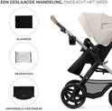 Kinderwagen met accessoires: klamboe, regenhoes en voetenzak. Tekst: EEN GESLAAGDE WANDELING, ONGEACHT HET WEER.