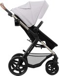 Zwarte Kinderkraft wandelwagen in sportzitje-configuratie met grijze kap en bekerhouder.