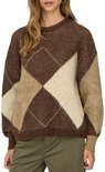 Bruine, beige en crème gemêleerde gebreide trui met ruitpatroon, ronde hals en lange mouwen op model.