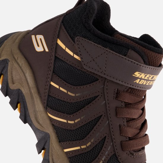 Bruine en zwarte Skechers-schoen met klittenband, veters en 'Skechers Adventure'-logo aan de zijkant.