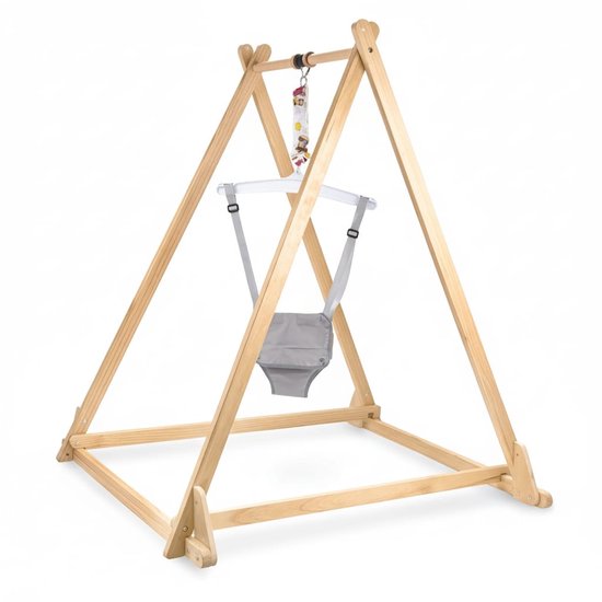 Houten baby-springtuig met een grijs zitje, geïsoleerd op een witte achtergrond.