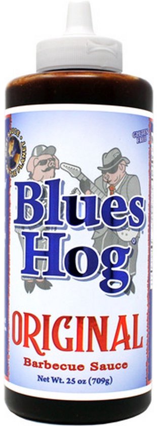 Fles Blues Hog Original barbecuesaus met een etiket met varkens in pak en gitaar, inhoud 709 g.