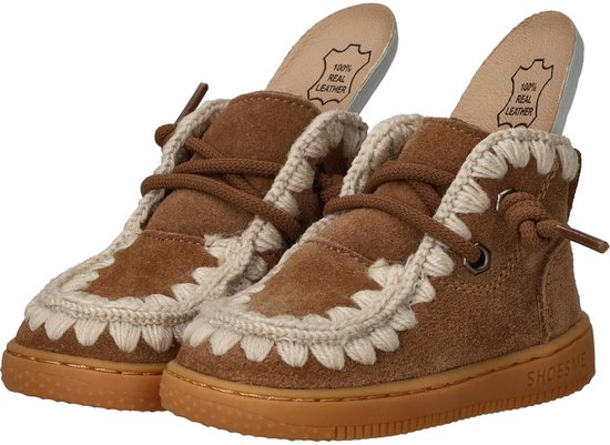 Paar bruine suède veterboots met crème gehaakte rand en crème voering. De zolen zijn bruin met "SHOESME" erop. Binnenzool met "100% REAL LEATHER".