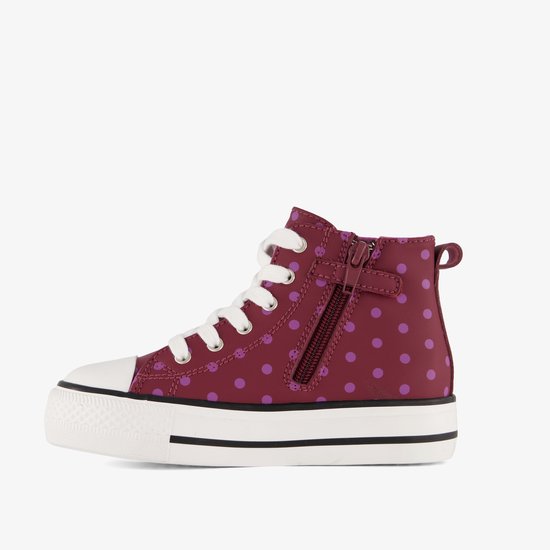 Bordeauxrode hoge sneaker met roze polkadots, witte veters, rits en plateauzool.