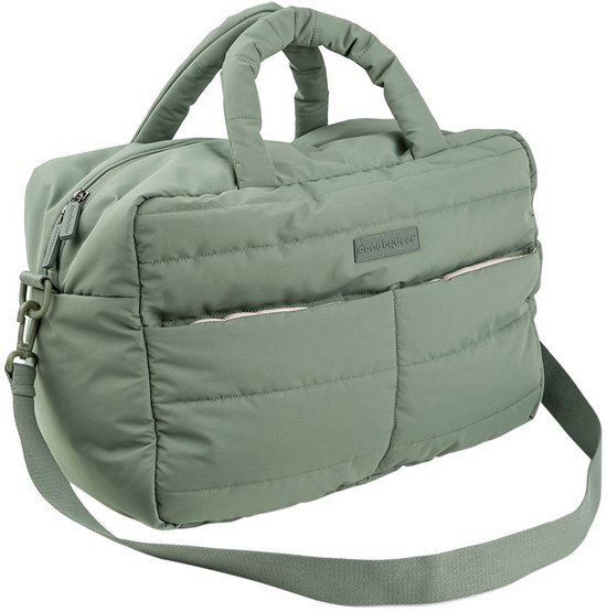 Groene Quilted luiertas met schouderband en logo, op een witte achtergrond.