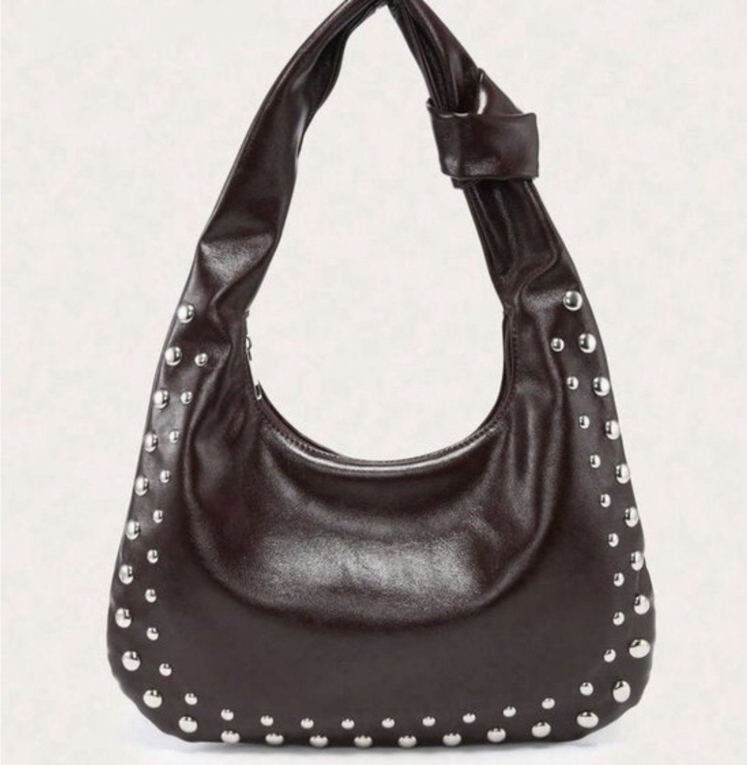 Schoudertas - bruine schoudertas - burgundy tas - bruine schoudertas met studs - schoudertas met franjes - bag - sholder bag - handbag - handtas - tas - schoudertas dames - schoudertassen - statement tas - shoulderbag - hobo tas - shopper