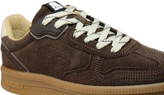 Donkerbruine suède Maruti sneaker met beige veters, beige voering en een bruine rubberen zool.