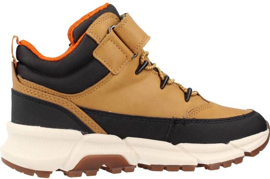 Zijaanzicht van een bruine sneaker met zwarte en oranje details en witte zool.