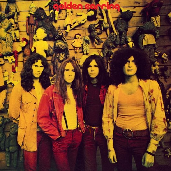 Vier mannen met lang haar poseren voor een muur vol speelgoed en poppen; bovenaan staat de tekst Golden Earring.