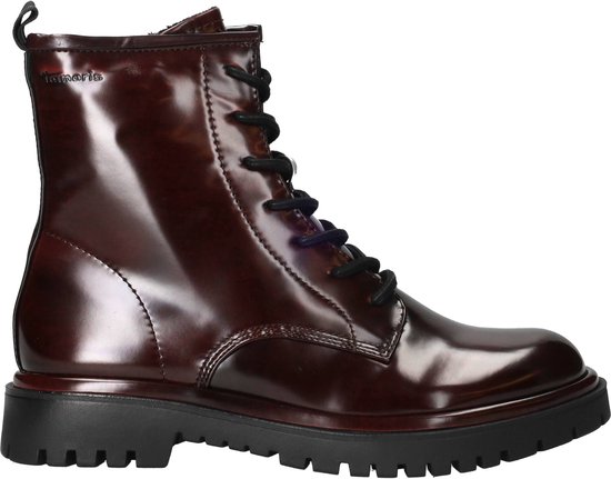 Zijaanzicht van een donkerrode lakleren Tamaris-laars met het merklogo op de schacht.