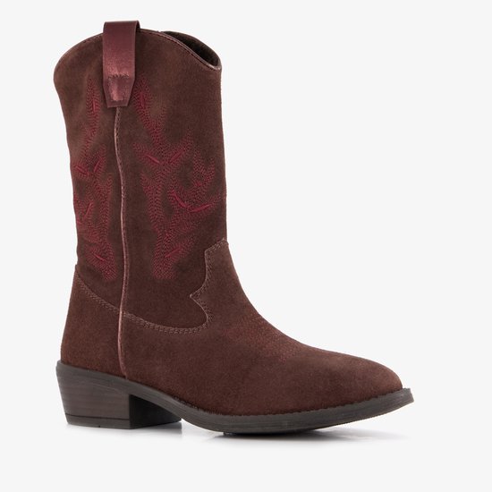 Bruine suède cowboylaars met rood geborduurde details.