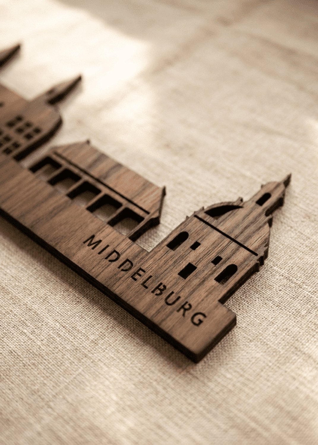 Houten Skyline Middelburg | Wanddecoratie voor aan de muur | Noten | 100 x 19 cm