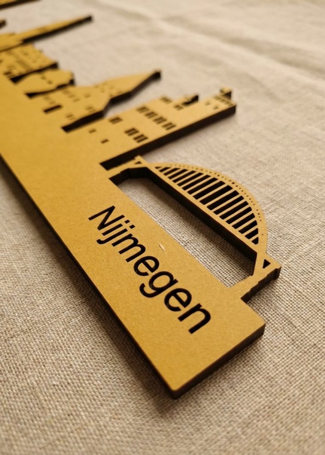 Houten Skyline Nijmegen | Wanddecoratie voor aan de muur | Geel MDF | 70 x 14 cm