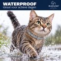 Een natte tabby kat met een grijze halsband rent door plassen water. De tekst 'WATERPROOF' staat bovenaan.