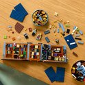 LEGO Boekhandel deels gebouwd, met losse stenen, minifiguren en bouwinstructies eromheen.