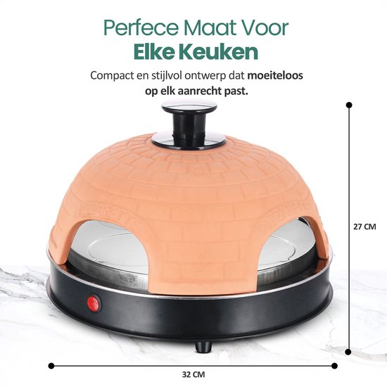Terracotta pizzaoven op marmeren aanrecht. Hoogte 27 cm, breedte 32 cm. Tekst: Perfecte Maat Voor Elke Keuken.