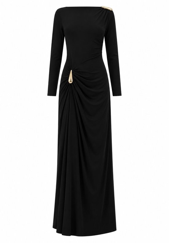 Zwarte maxi-jurk met lange mouwen, gedrapeerde taille en goudkleurige decoratieve gesp bij de heup en schouder.