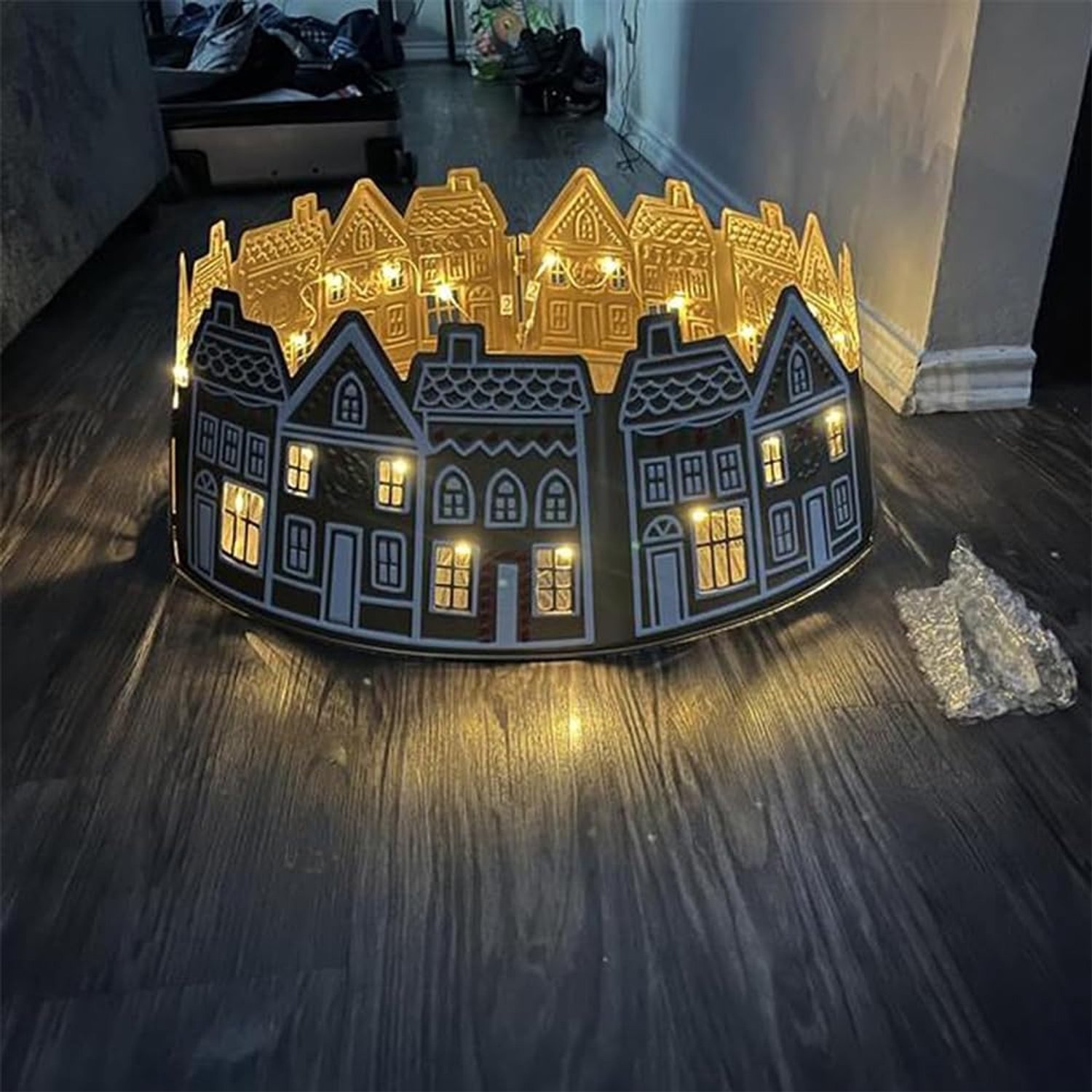 Kerstboomkraag met peperkoekhuis-design - LED-verlichting - 26 inch (ca. 66 cm) - Verlichte kerstboomrok - Afdekking voor kerstboomvoet - Decoratie voor smalle kerstboom - LED-bodemafdekking voor kerstboom – foto 6
